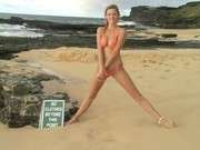 В экстрим бикини на пляже